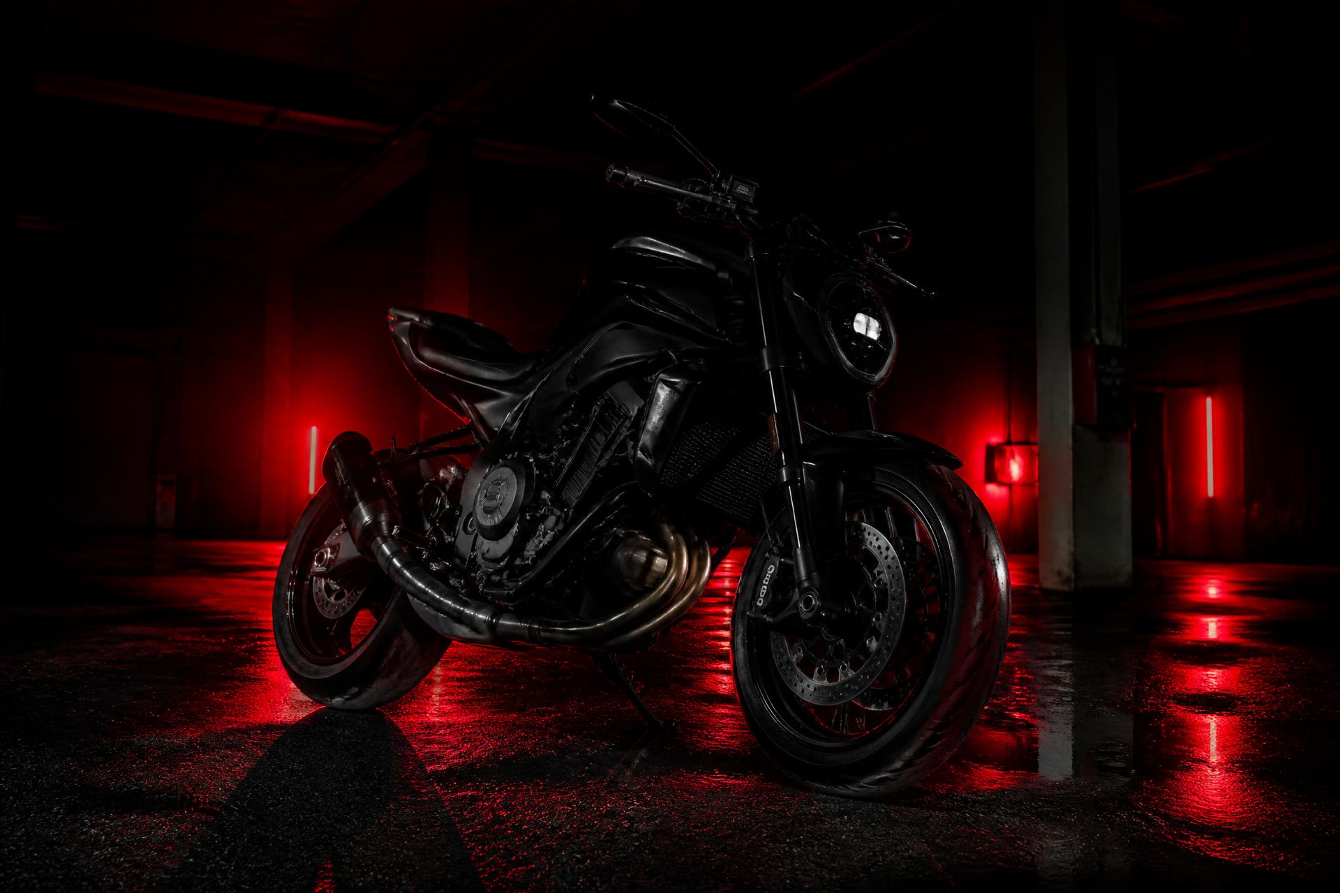 Motocicleta esportiva em oficina premium da Planet Moto Peças